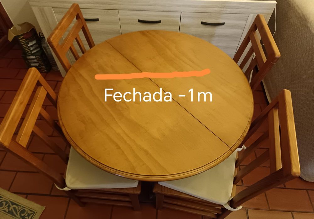 Mesa de jantar com quatro cadeiras