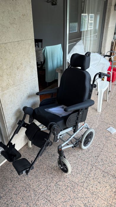 Cadeira de Rodas Invacare Rea Clematis 44 cm – Nunca Utilizada