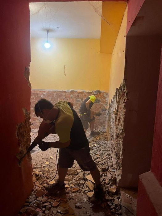 Wyburzenia i rozbiórki ścian skuwanie tynków posadzek kafli betonu gk