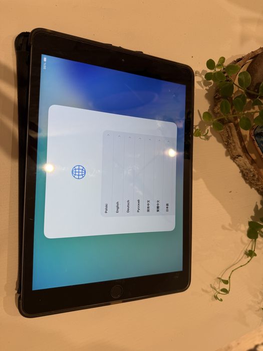 iPad 8 generacji z etui, pudełkiem i ładowarką
