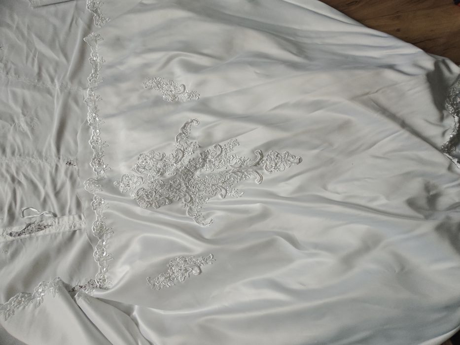 Suknia ślubna z długim trenem