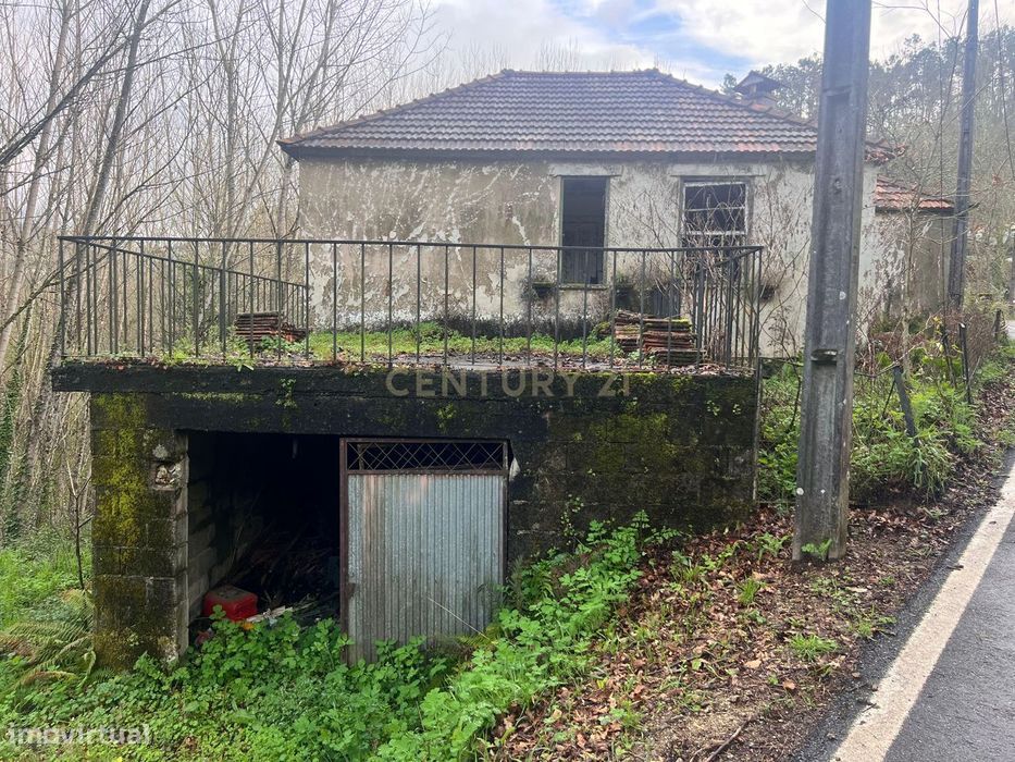 Moradia junto a rio, para recuperar e com projeto aprovado – Vilar, Sã