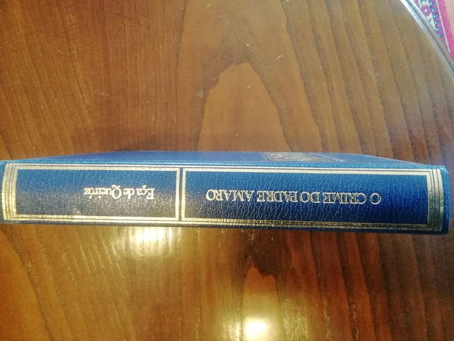 4 Livros condensados da Reader's Digest, e 2 de Eça de Queiroz.