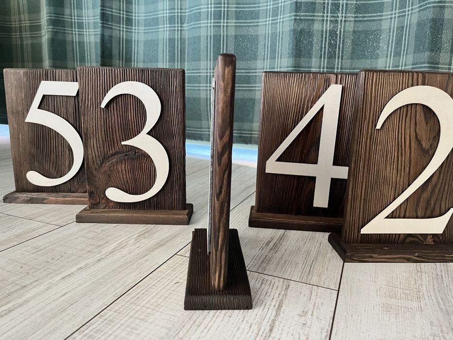 Drewniane tabliczki numery na stoły