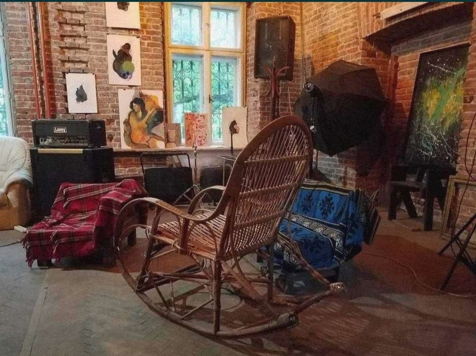 Творча фотостудія у центрі Львова — реквізит, природне світло