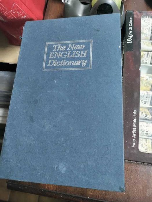 Cofre disfarçado com o formato de um livro