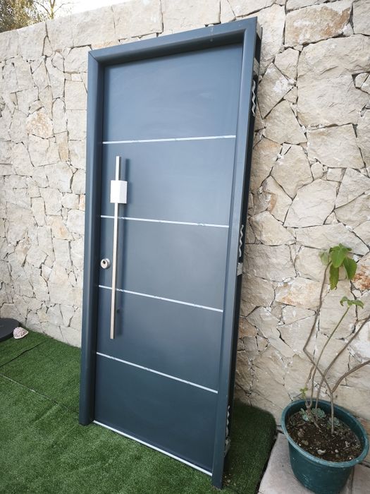 Porta metálica nova (moradia/casa)