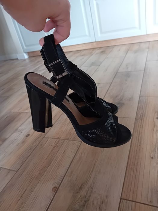 Śliczne sandaly damskie jak nowe 39