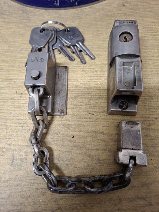 Blokada drzwi łańcuch i zamek na klucz Abus