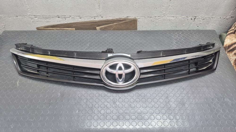 Передня решітка Toyota Camry V50/V55