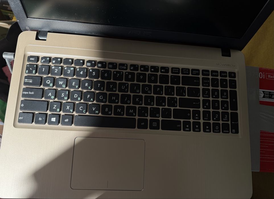 Ноутбук ASUS в дуже хорошому стані, екран 15.6, памʼять 4 ГБ/8 ГБ працює без нарікань, екран без подряпин