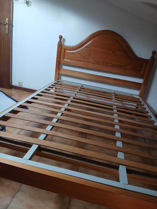 Cama de Madeira com Estrado + Mesinha de Cabeceira com 4 Gavetas