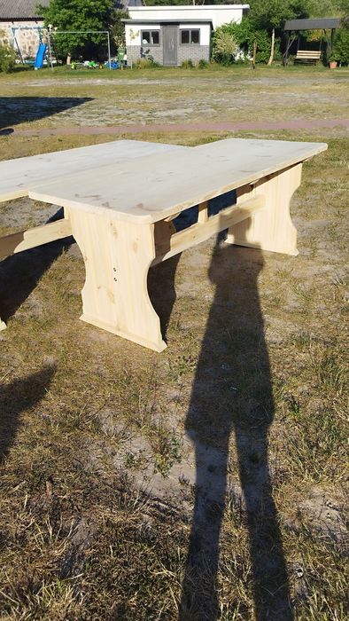 Stół ogrodowy drewniany.