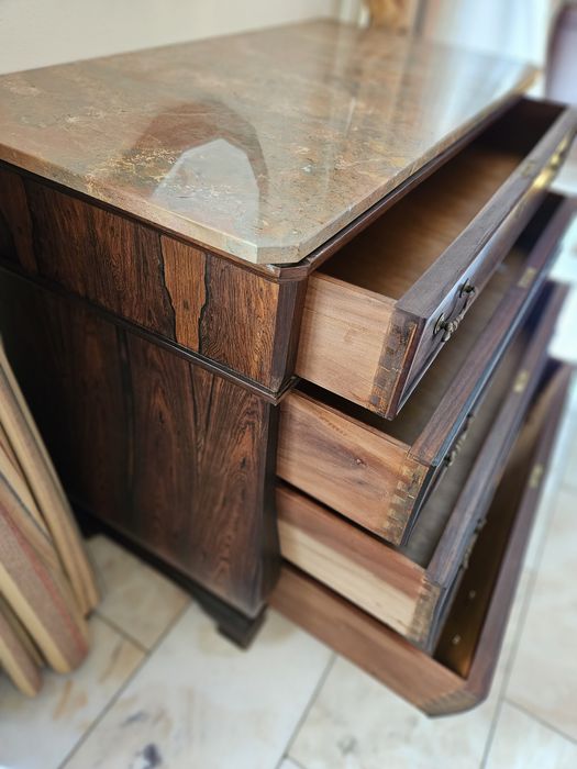 Cómoda em mogno e tampo de mármore