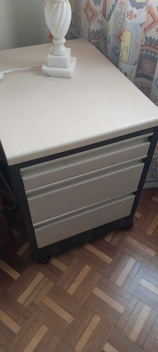 Secretária + Bloco de 3 gavetas+Cadeira