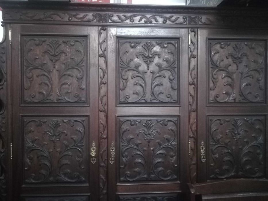 Roupeiro em talha Renascença