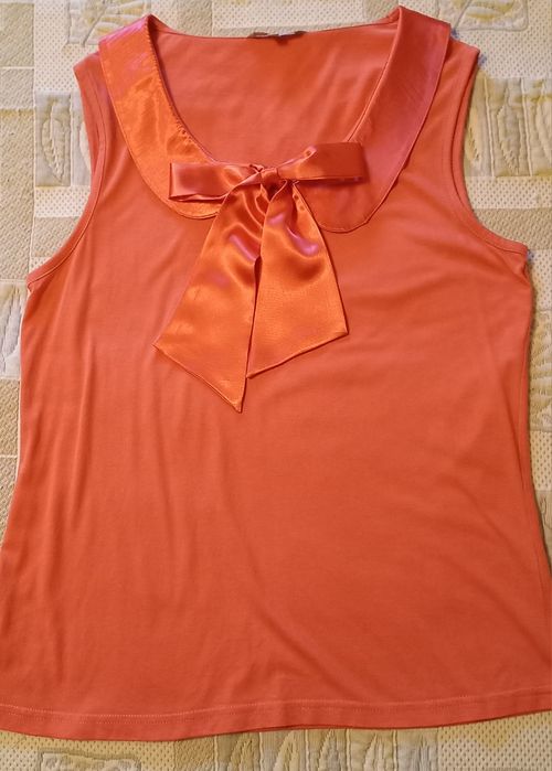 2 Blusas, 1 branca de algodão tipo túnica, outra laranja, ambas cavas
