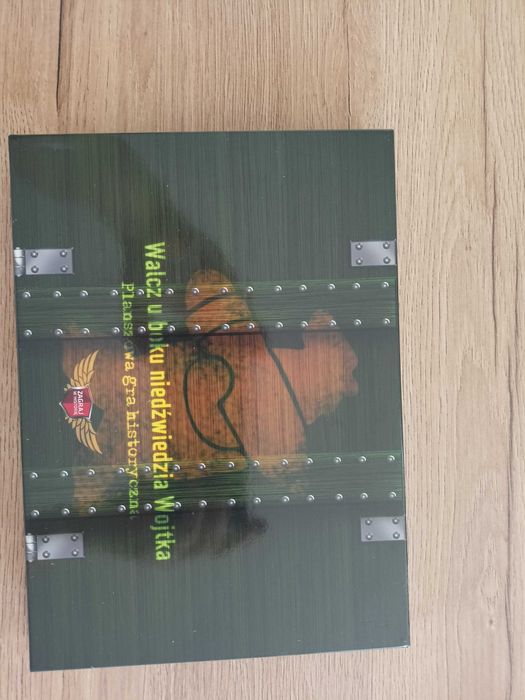 Walcz u boku niedźwiedzia Wojtka gra