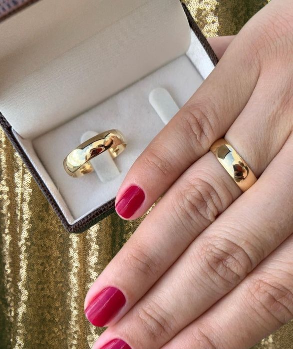 Para Eleganckich Ponadczasowych Złotych Obrączek Ślubnych