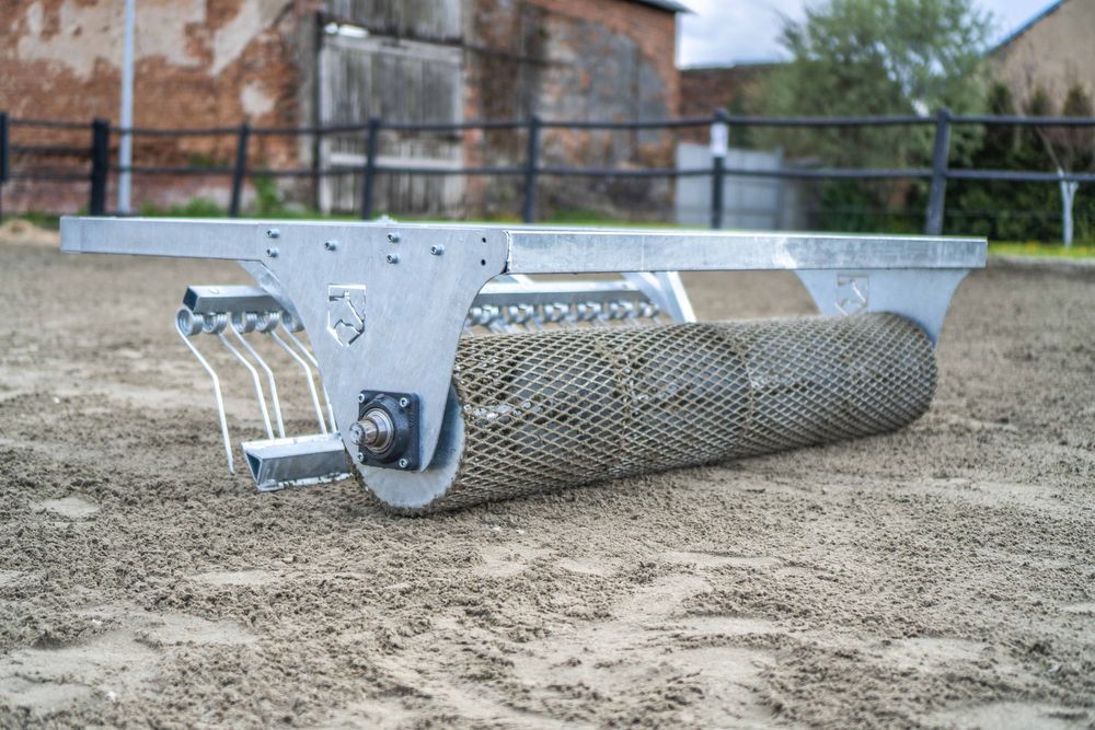 Równiarka do podłoża jeździeckiego dla koni brona do maneży równarka