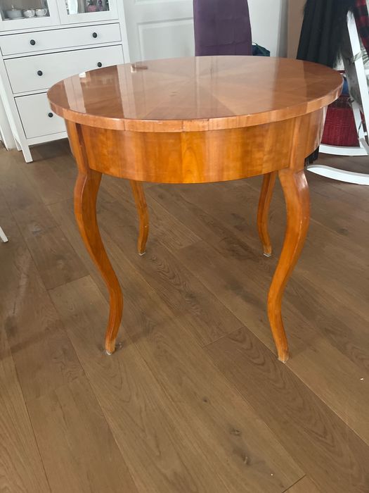Stolik w stylu bidermeier