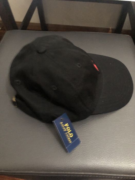 Bone preto com simbolo vermelho