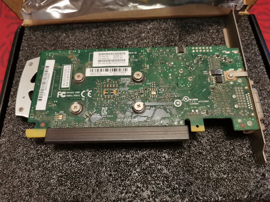 Nvidia Quadro k620 com cabos DVI_HDMI 
Com cabo de ligação, DVI /HDMI.
Com cabo de ligação, DVI /HDMI.