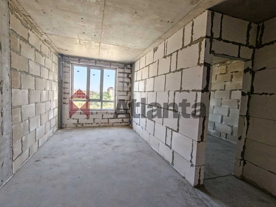 Простора квартира з кладовкою в новому будинку з АГВ в Великодолинском