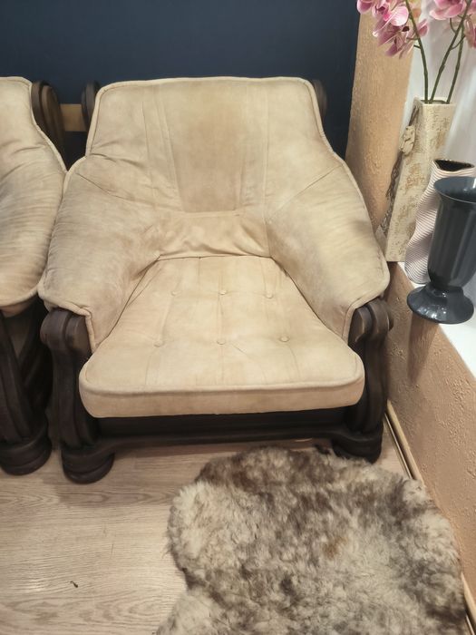 Диван і два крісла.