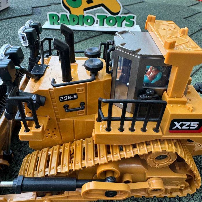 Бульдозер на радиоуправлении WALL-E. Бульдозер на пульте управления
