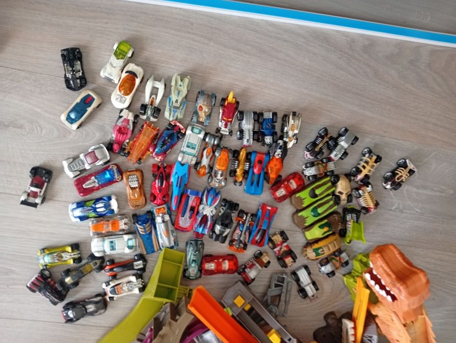 Peças pistas hotweels + respectivos carrinhos (61)