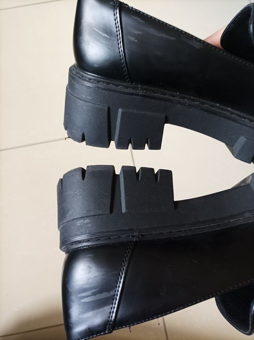 Czarne mokasyny Catwalk ze złotym łańcuszkiem rozm. 37