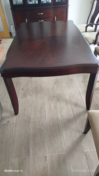Mesa de sala de jantar com cadeiras