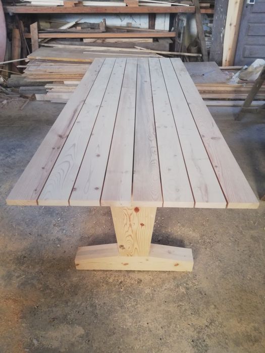 Conjunto de mesa e dois bancos.