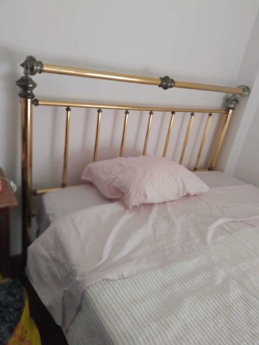 Cama metálica dourada como nova