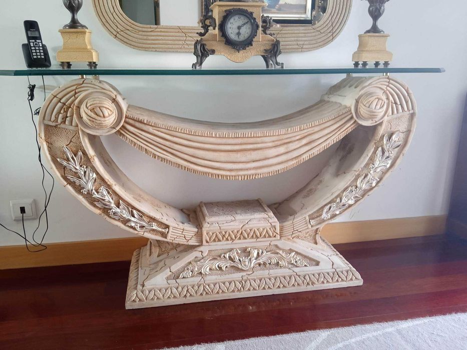 Móvel com espelho em mármore.