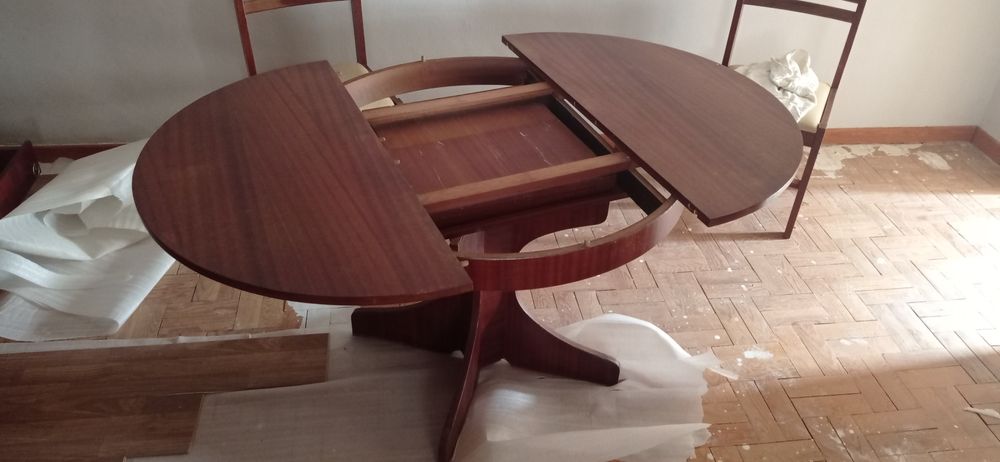 Mesa de Jantar extensivel com 5 cadeiras