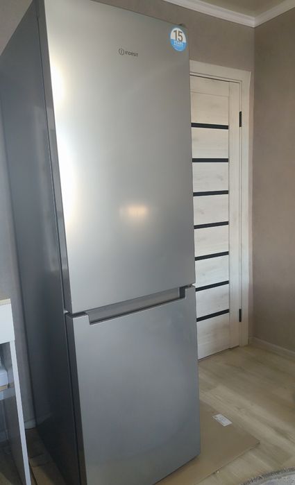 Продам холодильник Indesit