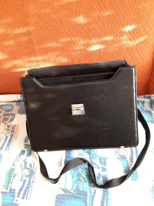 Nowa skórzana czarna teczka, aktówka