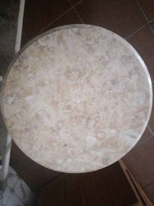 Vendo mesa de centro redonda em pedra mármore usada mas em bom estado