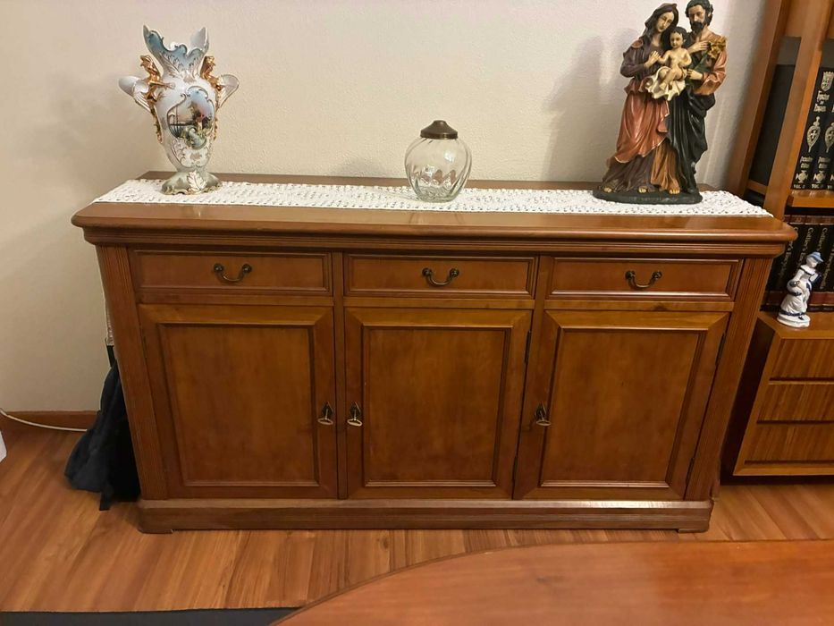 conjunto sala de jantar: mesa extensível, cadeiras, louçeiro, aparador