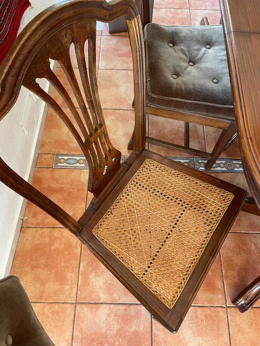 Mesa de jantar em madeira maciça com cadeiras