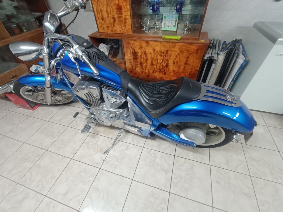 Honda.  VTX  1300