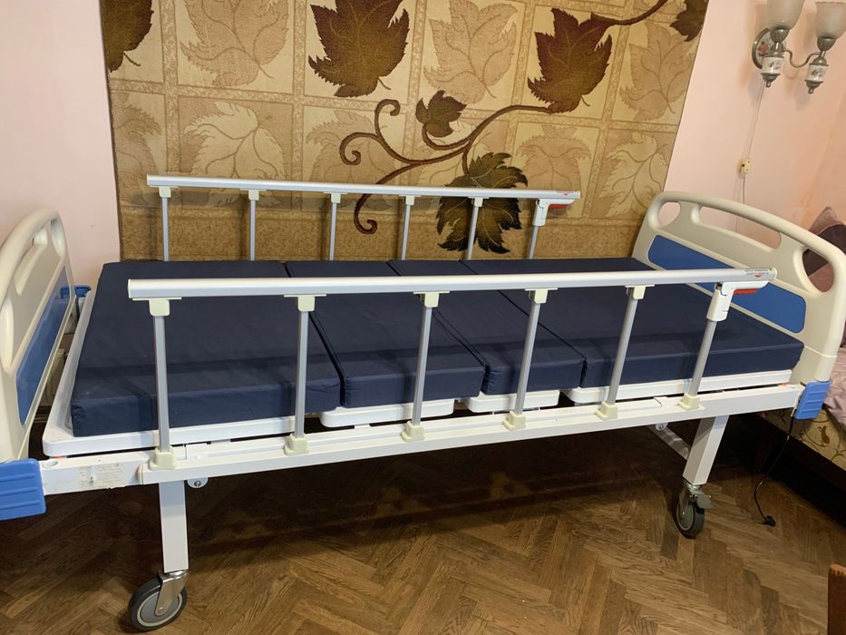 Медичне ліжко з ручним керуванням та ортопедичним матрацом