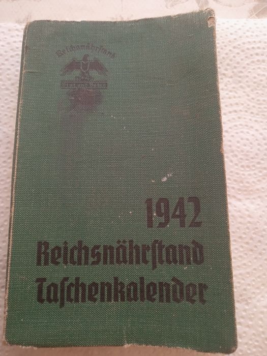 Stara menażka, kalendarz,wieszaki