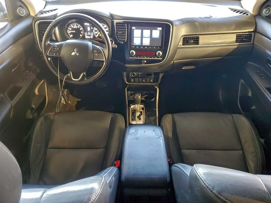 Mitsubishi Outlander SE      2020