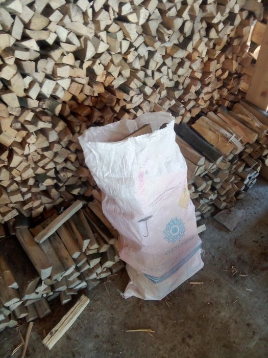 Сухі дрова у мішках бук.