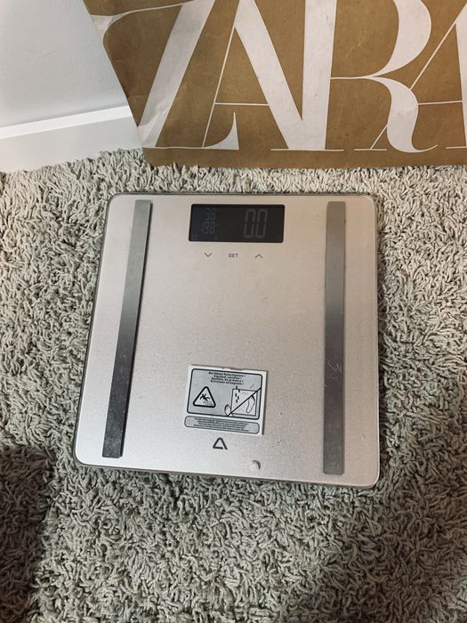 Piękna waga łazienkowa srebrna ambiano