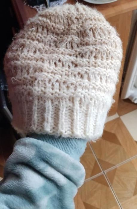 Czapka damska r uniieslany