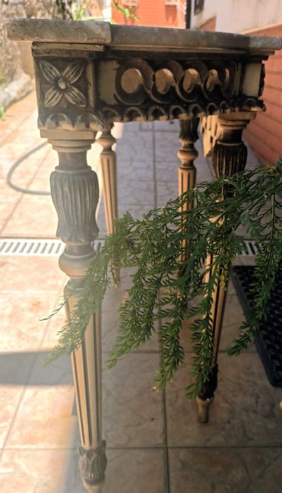 Credência antiga com pedra natural